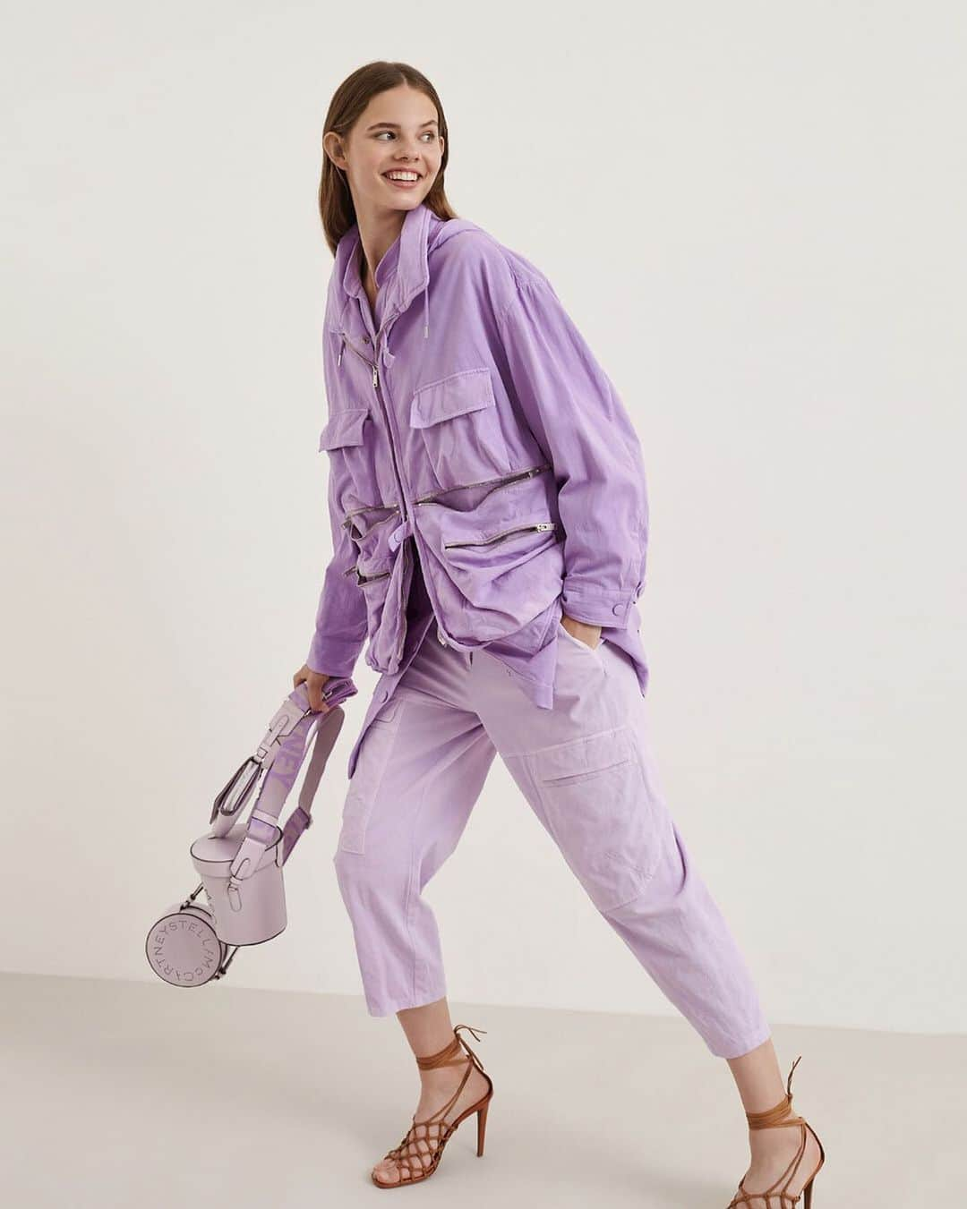 ステラ・マッカートニーさんのインスタグラム写真 - (ステラ・マッカートニーInstagram)「A lilac utility moment with organic cotton denim.  See the latest #StellaSpring20 pieces in-store and online now.  #StellaMcCartney」2月18日 0時19分 - stellamccartney