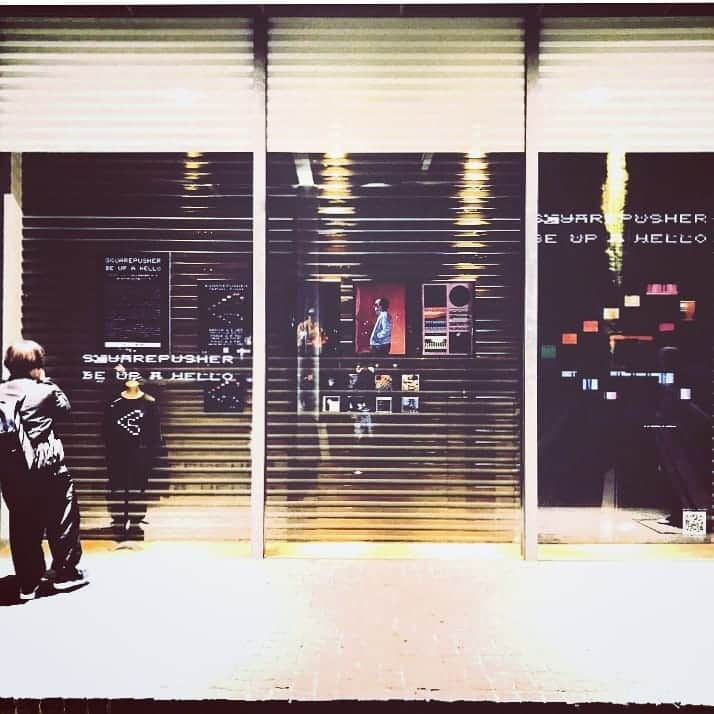 代官山 蔦屋書店　DAIKANYAMA T-SITEさんのインスタグラム写真 - (代官山 蔦屋書店　DAIKANYAMA T-SITEInstagram)「Squarepusher 最新作『Be Up A Hello』発売記念﻿フェア開催中！ ﻿ 渋谷スクランブル交差点の巨大スクリーンにて、超近未来の東京を舞台にし、街に蔓延する広告の数々とARグラスを主題としたスクエアプッシャーの新曲「Terminal Slam」のMVは日本のファンにとっても嬉しいサプライズだった。﻿ 5年ぶりの最新作『Be Up A Hello』は、エレクトロニック・ミュージックに目覚めた当時の思いや記憶を綴った日記のようでもありつつ、直感と初期衝動に従って一気に完成させ、強烈で、スピーディで、目まぐるしくて、刺激的で、先の予測のつかない、「これぞスクエアプッシャー」と言える内容となった最新アルバム。﻿ ﻿ 代官山 蔦屋では、数量限定のオリジナルTシャツ付セットや、WARP 30周年フェアで特に人気だったWARPロゴパーカーも販売中！﻿ ﻿ 1号館ウィンドウのディスプレイもぜひご覧下さい﻿✨ ﻿ ﻿ #SQUAREPUSHER #スクエアプッシャー #warprecords #beupahello #代官山蔦屋書店音楽フロア」2月18日 0時30分 - daikanyama.tsutaya