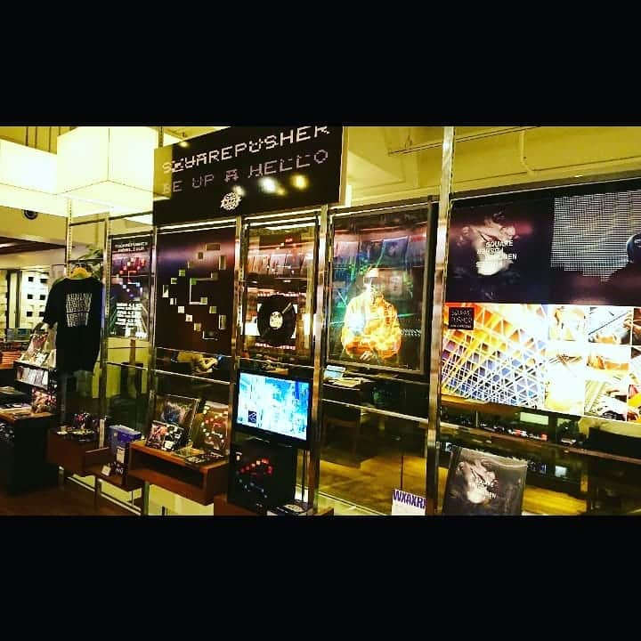 代官山 蔦屋書店　DAIKANYAMA T-SITEさんのインスタグラム写真 - (代官山 蔦屋書店　DAIKANYAMA T-SITEInstagram)「Squarepusher 最新作『Be Up A Hello』発売記念﻿フェア開催中！ ﻿ 渋谷スクランブル交差点の巨大スクリーンにて、超近未来の東京を舞台にし、街に蔓延する広告の数々とARグラスを主題としたスクエアプッシャーの新曲「Terminal Slam」のMVは日本のファンにとっても嬉しいサプライズだった。﻿ 5年ぶりの最新作『Be Up A Hello』は、エレクトロニック・ミュージックに目覚めた当時の思いや記憶を綴った日記のようでもありつつ、直感と初期衝動に従って一気に完成させ、強烈で、スピーディで、目まぐるしくて、刺激的で、先の予測のつかない、「これぞスクエアプッシャー」と言える内容となった最新アルバム。﻿ ﻿ 代官山 蔦屋では、数量限定のオリジナルTシャツ付セットや、WARP 30周年フェアで特に人気だったWARPロゴパーカーも販売中！﻿ ﻿ 1号館ウィンドウのディスプレイもぜひご覧下さい﻿✨ ﻿ ﻿ #SQUAREPUSHER #スクエアプッシャー #warprecords #beupahello #代官山蔦屋書店音楽フロア」2月18日 0時30分 - daikanyama.tsutaya