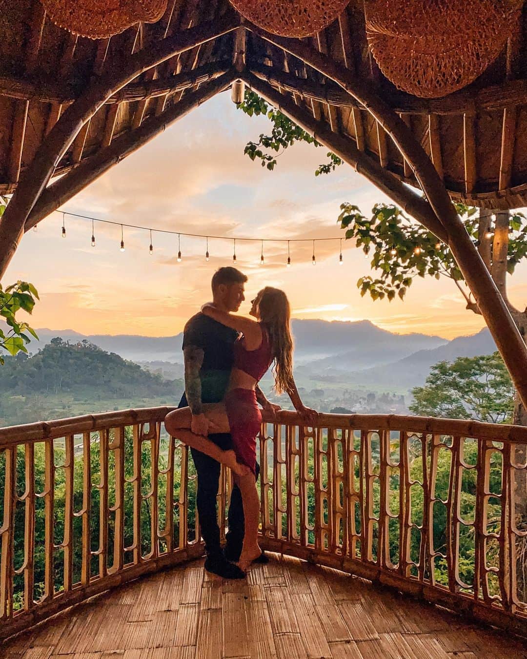 NICKY GILEのインスタグラム：「Get lost and find peace」