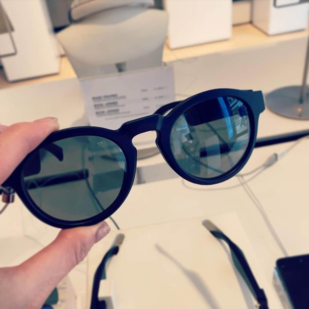 MEGのインスタグラム：「いつ使うのか。浮かんでからにしよ。#BoseFrames」