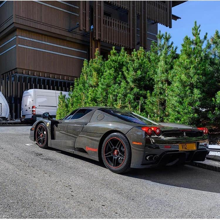 Amazing Carsさんのインスタグラム写真 - (Amazing CarsInstagram)「Full carbon Ferrari Enzo😍  Photo via: @nico.spot  Second page: @M85Media  Other page: @StancedAutohaus  #Ferrari #Enzo #FerrariEnzo #AmazingCars247」2月18日 1時25分 - amazingcars247