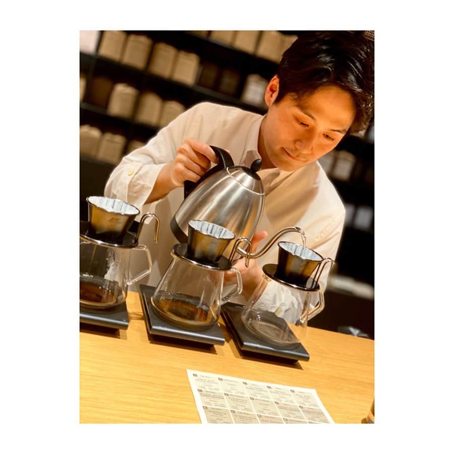 ラミン・カリムルーさんのインスタグラム写真 - (ラミン・カリムルーInstagram)「▪️the great @takamitsutakahashi at work▪️ @omotesando.koffee ▫️#tokyo #coffee」2月18日 1時27分 - raminkarimloo