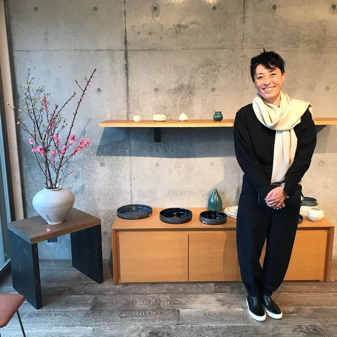 丸山敬太さんのインスタグラム写真 - (丸山敬太Instagram)「大好きな中里花子さんの東京での展覧会が南青山の寺田美術さんで。  花子さんらしい、凛として、でも優しい器達が勢揃い。  いつもかっこいい花子さんにも逢えた。  ２１日まで！！」2月18日 1時38分 - keitamaruyama