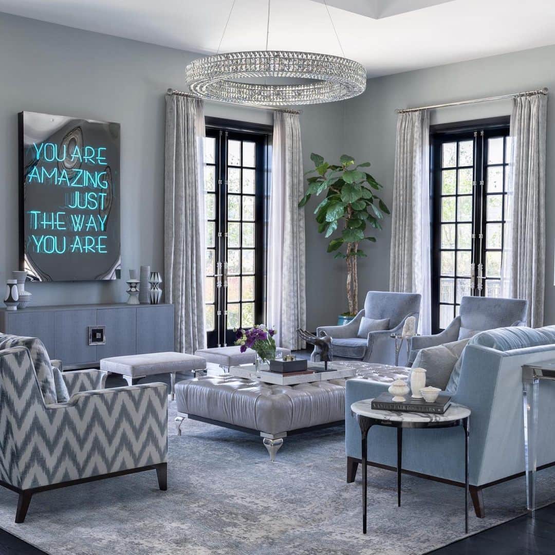 ELLE DECORさんのインスタグラム写真 - (ELLE DECORInstagram)「For a Bel Air property, owned by real estate developer Ted Foxman, interior designer @lonnipaul opted for a calming palette of blues and grays in the spacious family room. “We wanted a light, airy, positive energy to be everywhere—large spaces that felt cozy and comfortable, and something that was widely appealing to anyone,” Foxman says of his vision for the property.  Click the link in bio for the full tour. Photography by @lisaromerein」2月18日 1時49分 - elledecor