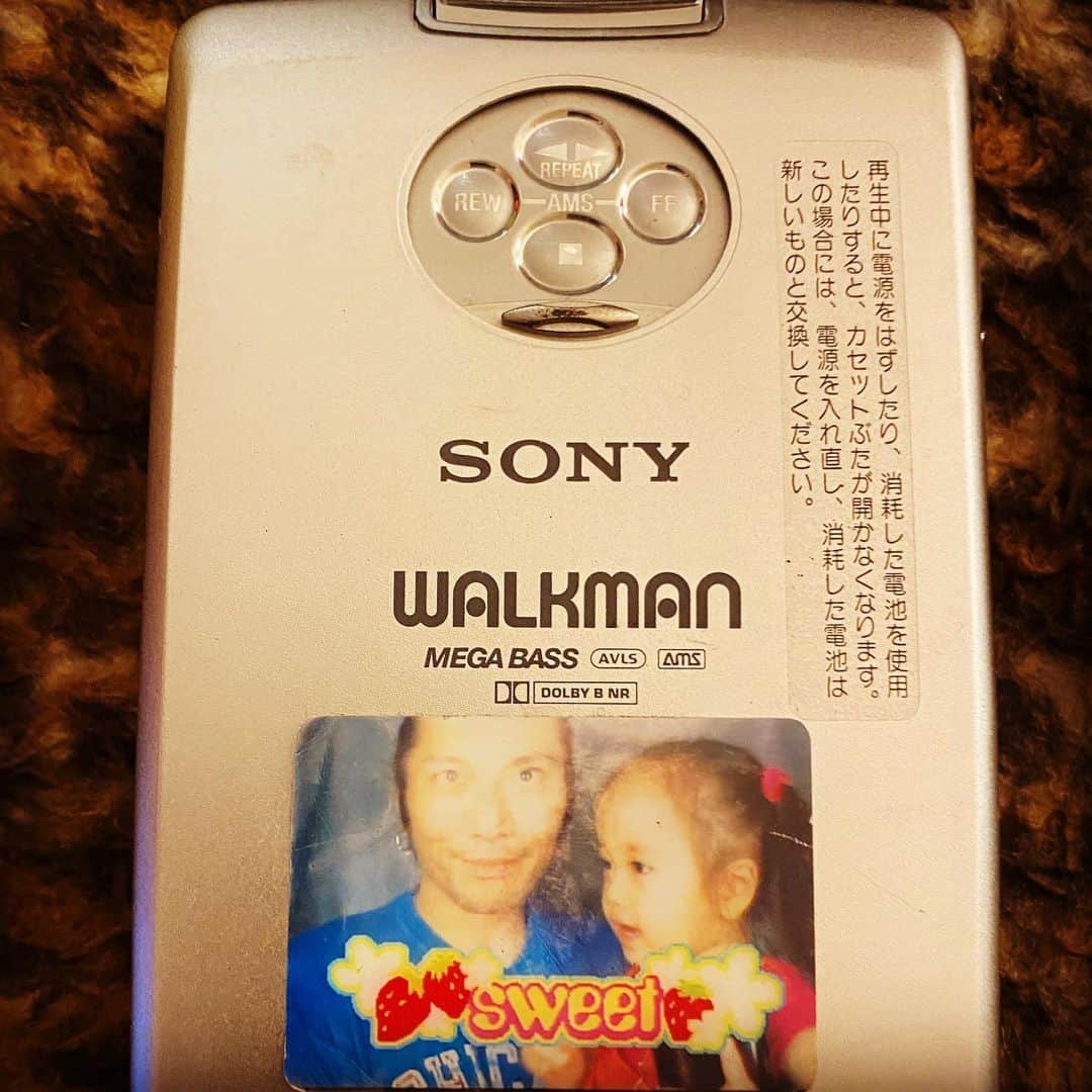 JILLさんのインスタグラム写真 - (JILLInstagram)「懐かしい〜 WALKMAN。 背面の渡邉くんと娘の幼き日のプリクラが泣かせる💧  ちょうど今日は亡き父のお誕生日。 なんだかつながる思いを感じます。  #2020_0218 #walkman #thebesttour #PERSONZ4月5日渋谷マウントレーニアからBESTツアースタート #2020年7月25日PERSONZ渋谷公会堂 #詳細はオフィシャルサイトpersonznet #personz  #jillpersonz @jillpersonz」2月18日 1時45分 - jillpersonz