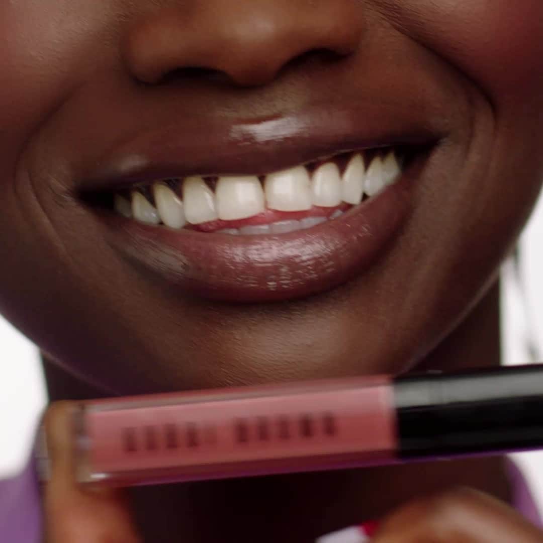 のインスタグラム：「Lip-quenching moisture meets super-smooth shine with our NEW Crushed Oil-Infused Gloss. ✨(Shown here in Force of Nature)  WHY YOU WANT IT: ☑️ Your-lips-but-better color ☑️ Glides on smooth, never sticky ☑️ Packed with nutrient-rich botanical oils ☑️ Instantly gives a plumped up look - #BobbiBrown #CrushedLipColor #BBGirlCrush #LipGloss #GlossyLips #HydratedLips #LipGoals #NudeLip #NudeLipColor #RosyGlow」