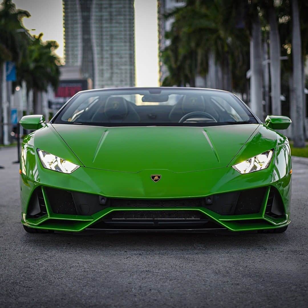 のインスタグラム：「Lamborghini added some magic of its own to the Magic City.  Earlier this month, Miami witnessed a fantastic event - select guests were invited to an exclusive test-drive opportunity of our luxurious Super Sports Cars and SUVs around the city's bayfront area for the celebration of the @nfl Super Bowl. It was as exciting as it was invigorating!  #Lamborghini #HuracanEVOSpyder #EveryDayAmplified #SuperBowl」