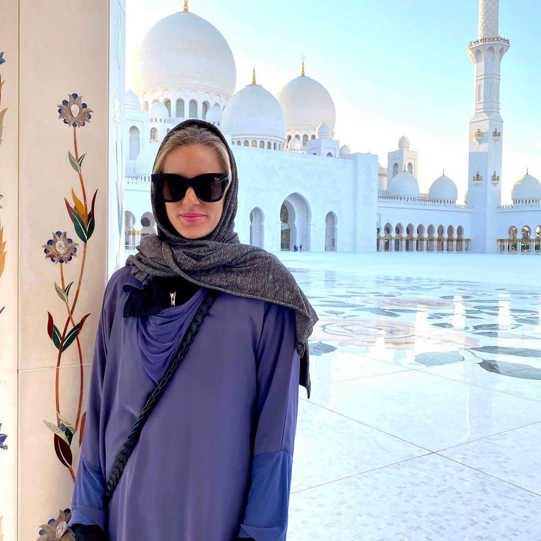アリソン・リスクさんのインスタグラム写真 - (アリソン・リスクInstagram)「absolutely stunning😳Sheikh Zayed Grand Mosque 📍Abu Dhabi #uae #abudhabi」2月18日 2時01分 - riske4rewards