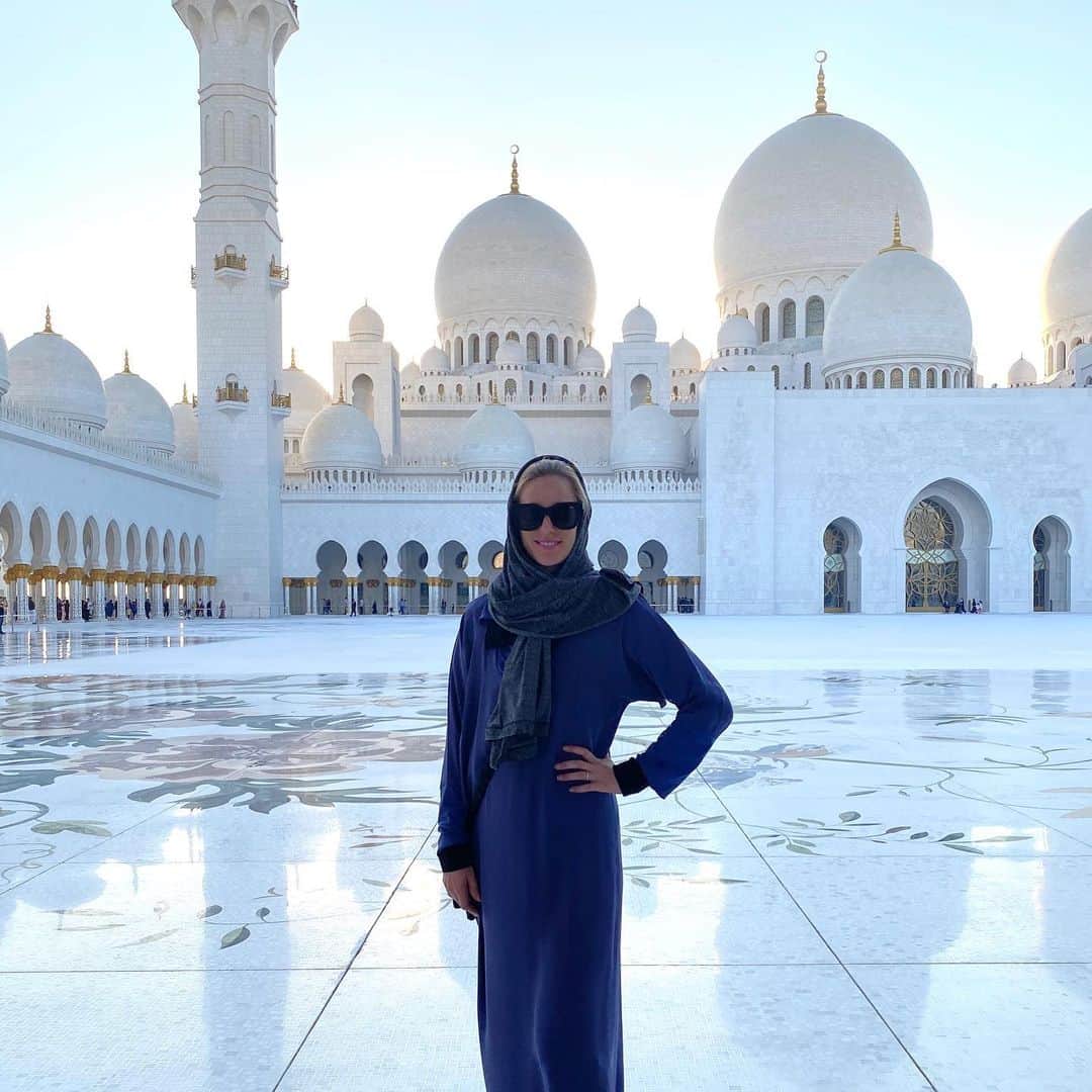 アリソン・リスクさんのインスタグラム写真 - (アリソン・リスクInstagram)「absolutely stunning😳Sheikh Zayed Grand Mosque 📍Abu Dhabi #uae #abudhabi」2月18日 2時01分 - riske4rewards