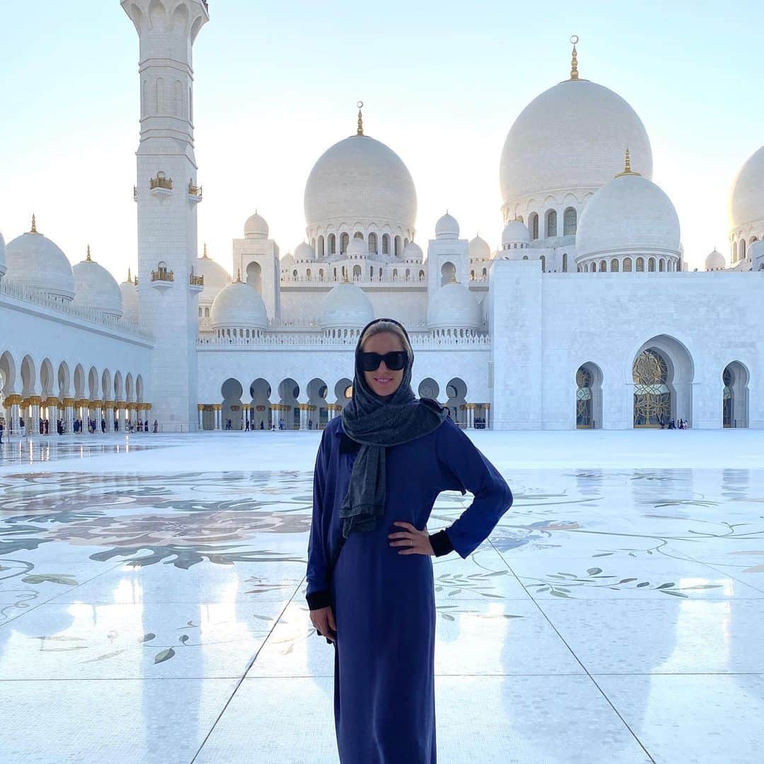 アリソン・リスクのインスタグラム：「absolutely stunning😳Sheikh Zayed Grand Mosque 📍Abu Dhabi #uae #abudhabi」