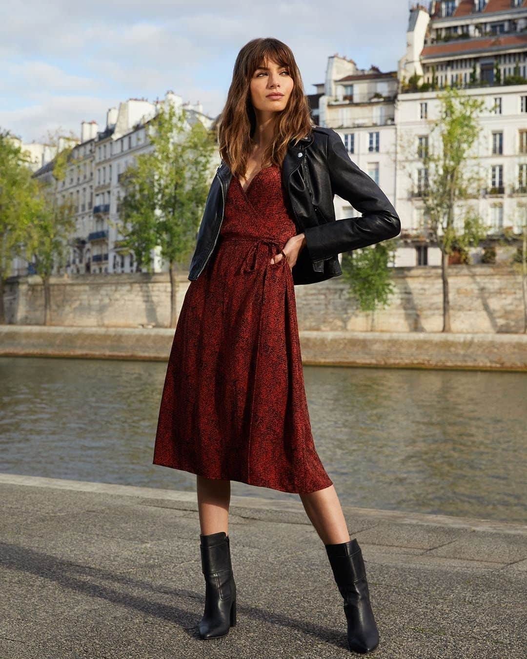 クーカイのインスタグラム：「Robe cache-cœur à nouer à la taille : affrontez la semaine en toute élégance ! #kookai #dress #ss20」