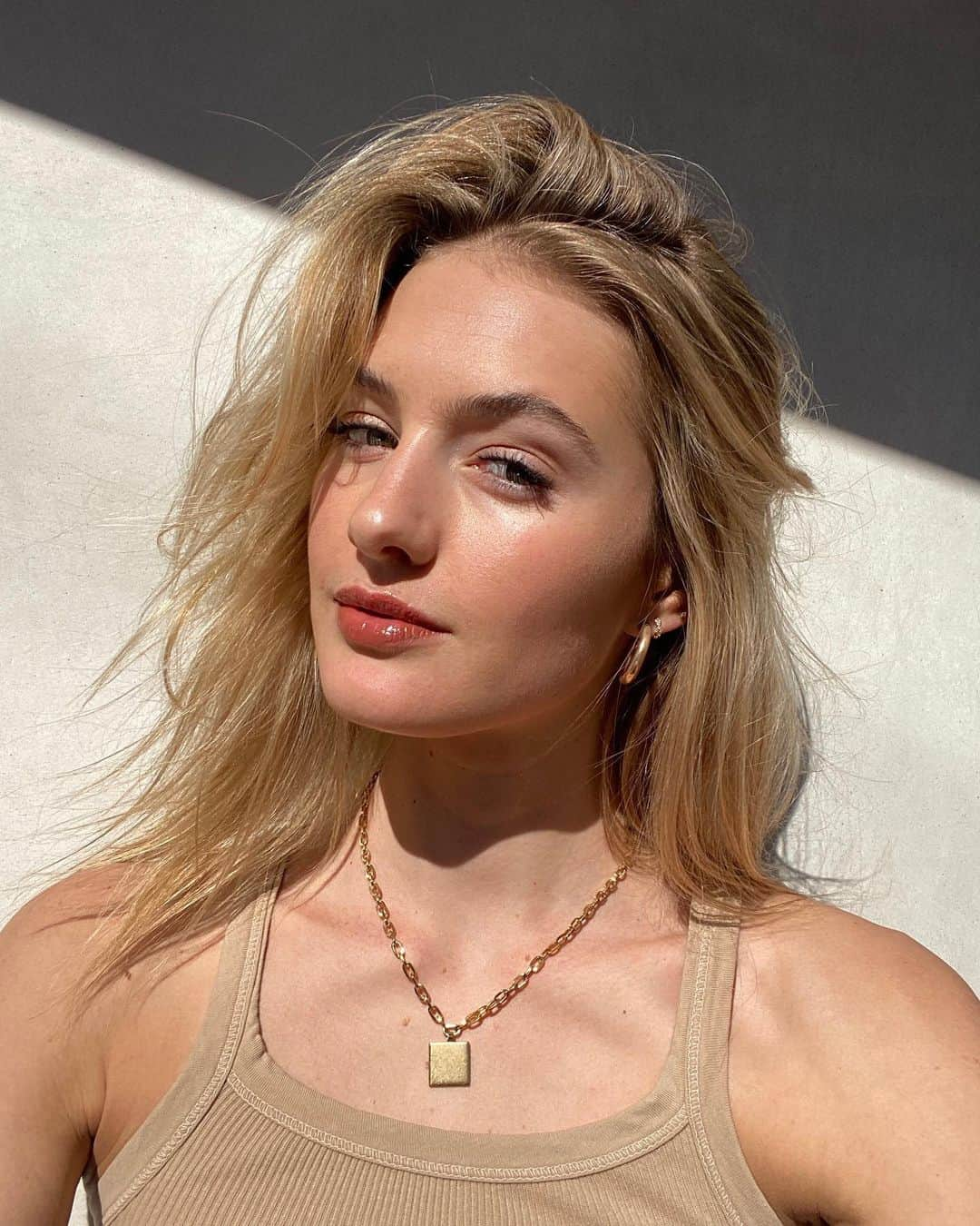 サンヌ・ヴロートさんのインスタグラム写真 - (サンヌ・ヴロートInstagram)「That perfect West Coast ☀️ light. What’s a must have in your skincare routine? Share your secrets! ❤️❤️ @izeskincare」2月18日 2時01分 - sannevloet