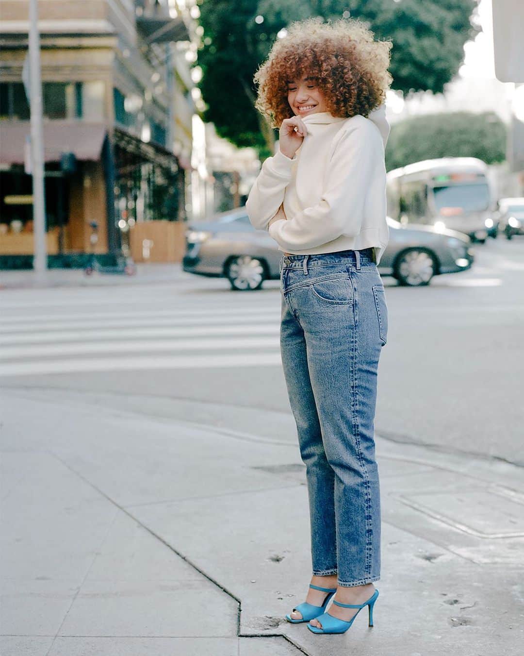 ダイアナ・ヴェラスさんのインスタグラム写真 - (ダイアナ・ヴェラスInstagram)「perfect fitting jeans and a pop of color 💐 follow the chain: @salemmitchell #HM #ad @hm」2月18日 2時09分 - mynamesdiana