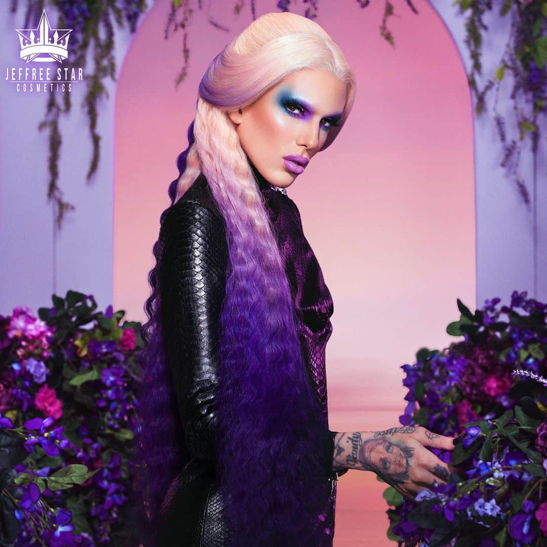 Jeffree Star Cosmeticsさんのインスタグラム写真 - (Jeffree Star CosmeticsInstagram)「DIVE INTO THE PURPLE FANTASY 💜 The #BloodLust Collection launches THIS Friday at 10AM PST / 1PM EST 🌹 #jeffreestarcosmetics #bloodlustpalette」2月18日 2時17分 - jeffreestarcosmetics