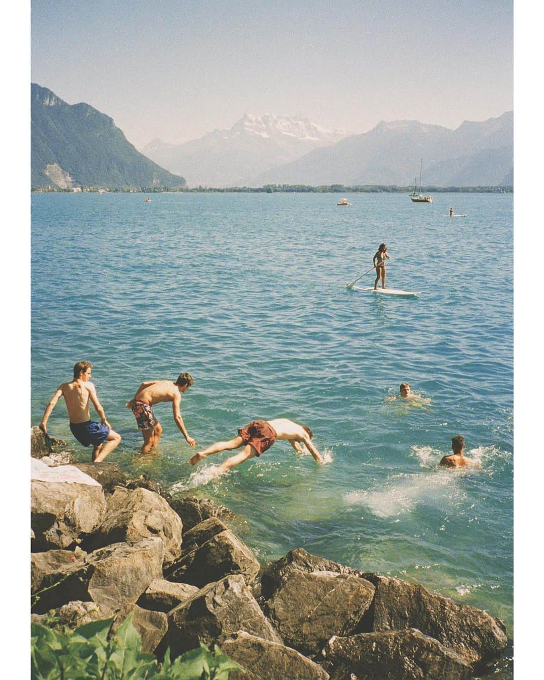 ハ・ヨンスのインスタグラム：「#onthewayhome #filmphotography  in switzerland #portra800」