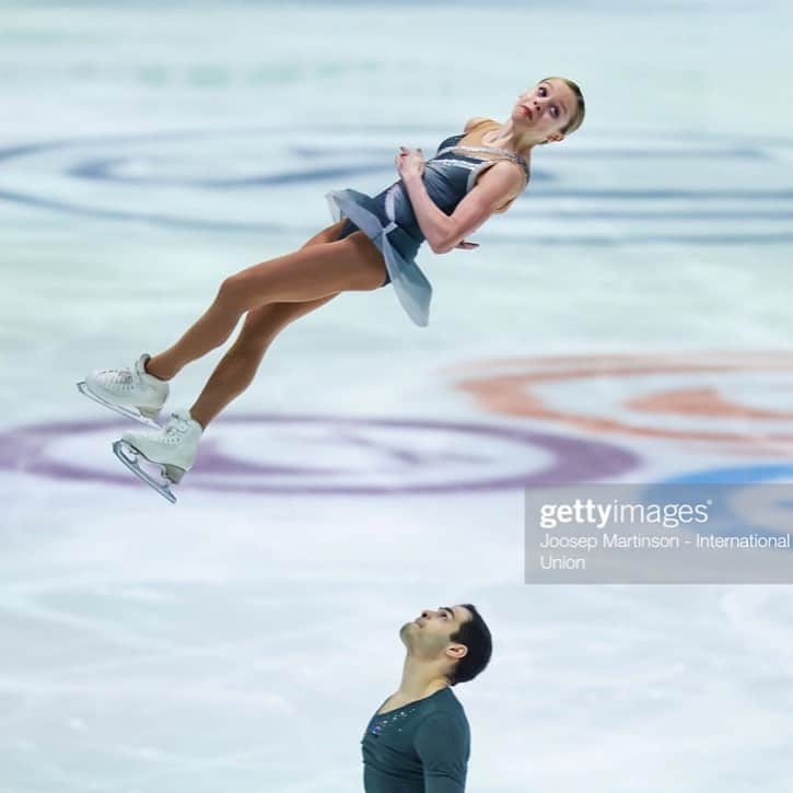 のインスタグラム：「Flying into competition week like...🤣🐥 • well...hopefully gonna fly out of it with a better facial expression 🤷🏼‍♀️ • Happy monday everyone ✌️ • #figureskating #iceskating #tb #eurofigure #twist #flying #sport #pairskating #athlete #fitness #edea #edeaskates #jacksonultimablades」