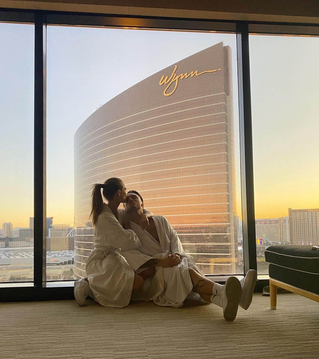 ジョセフィン・スクリヴァーさんのインスタグラム写真 - (ジョセフィン・スクリヴァーInstagram)「to a billion more sunsets with you. ❤️ @bohnes 😍🥰 thank you Vegas for my favorite valentine’s weekend yet 🥂」2月18日 2時38分 - josephineskriver