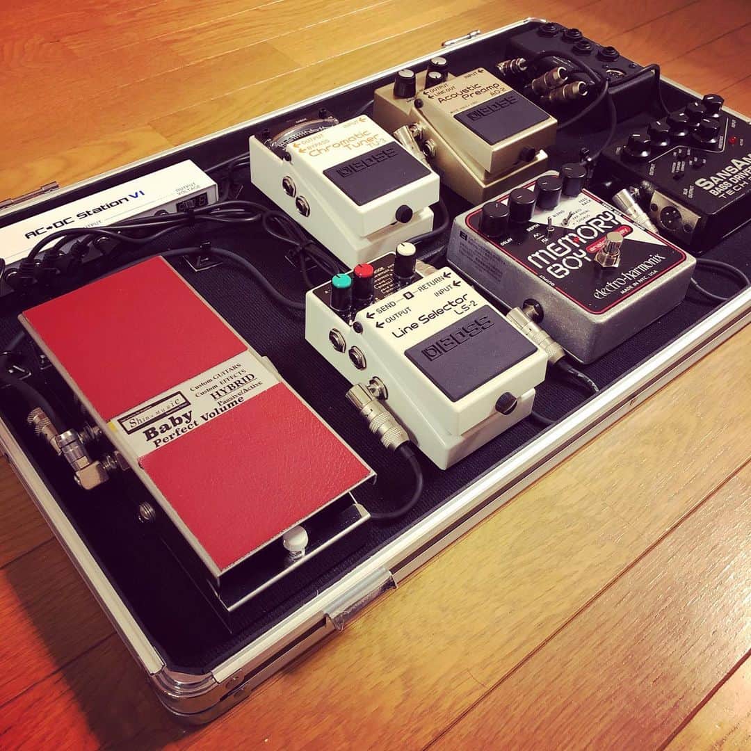 上杉洋史のインスタグラム：「I made this electric bass pedal board for the first time in my life. This is not for me but for my wife. I learned how to build a pedal board system from some books and blogs. I got all materials I need from several web stores. Of course the soundcheck was OK. It's ready to go.  #pedals #pedalboard #bass #fxpedals #readytogo #boss #onecontrol #customaudiojapan #tech21 #electroharmonics #shinsmusic #shimamura #oyaide」