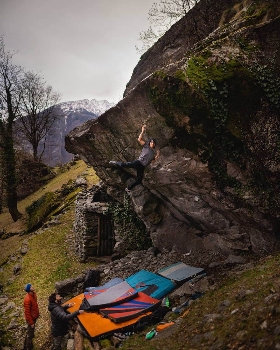 ダニエル・ウッズのインスタグラム：「Grandissimo (7C+) FA ____________________ Great new bloc that @giuliano_cameroni and I cleaned in Bignasco. Perfect rock and grips. Has a spicy mantle at the lip to top it off. Fun times ragin with the boyz out in this gneiss wonderland.  Photo by @kevintakashismith 🔥」