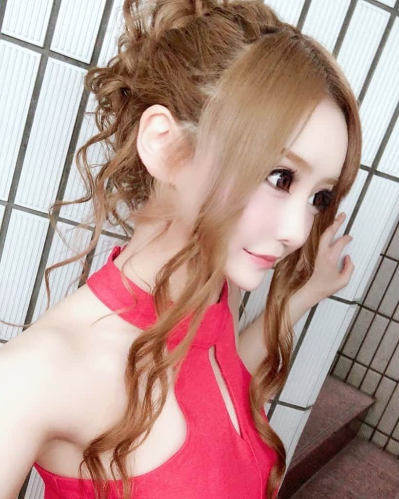 結城里華さんのインスタグラム写真 - (結城里華Instagram)「_ _ バレンタインは赤ドレスでした❤️ 幸せな1日だったよ🥰❤️❤️ _  #tokyo #shinjuku #kabukicho #東京 #新宿 #歌舞伎町 #韓国 #ヘアメイク #ヘアセット #bts #army #한국 #일본 #도쿄 #보라해 #세븐틴 #seventeen #carat #oneus #원어스 #건희 #キャバクラ #キャバ嬢  #louisvuitton  #make #followme #KEONHEE #RAVN #레이븐 #tomoon」2月18日 3時07分 - yuuki_rika