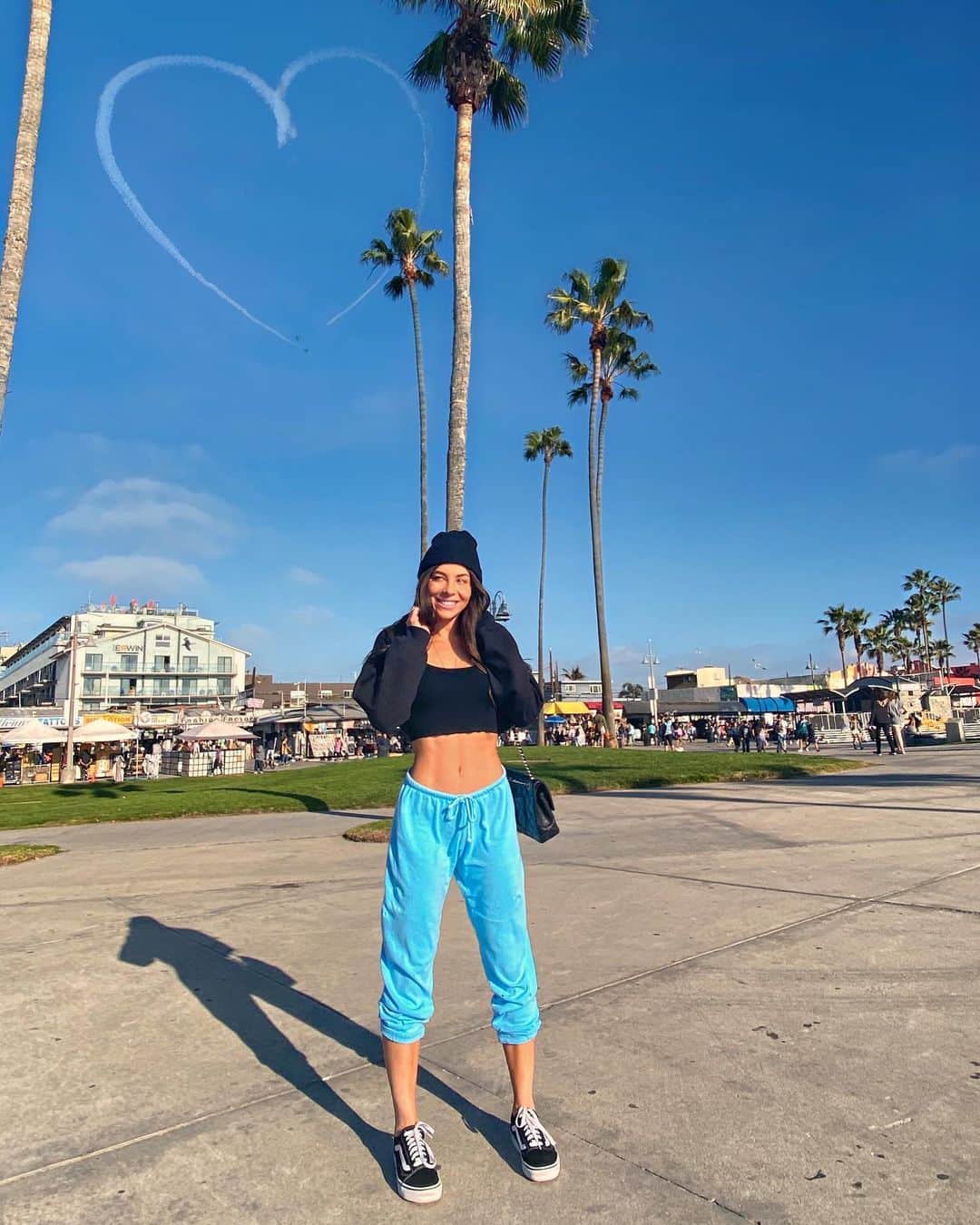 マンディー・ジルーのインスタグラム：「I love days by the beach so much! 🌴💖 ⁣⁣ I recommend spending time outside as often as you can. It’s very beneficial to your health & happiness.😊😌✨⁣ Thank you to @jusup11 for adding this pretty lil heart in sky!」