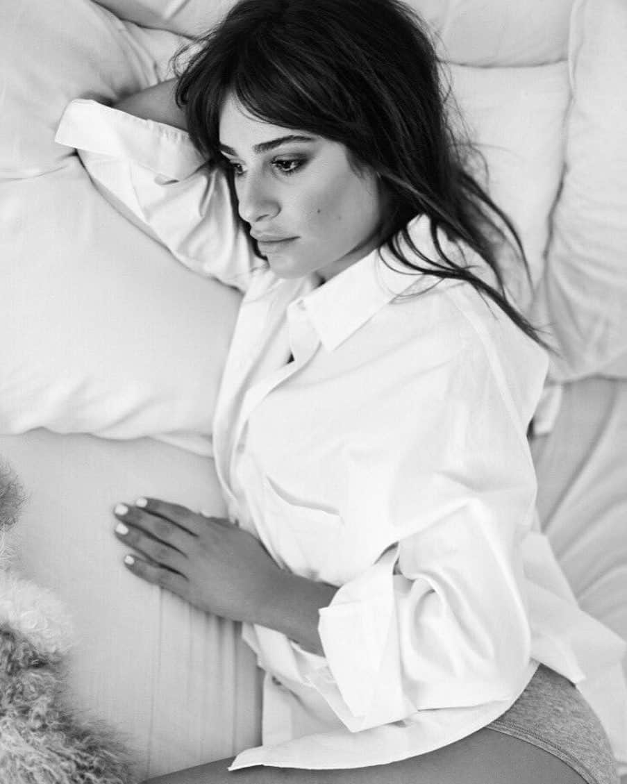 リア・ミシェルのインスタグラム：「Waking up on a Monday and realizing you can actually sleep in if you feel like it 🙌🏻 What is everyone up to today?」