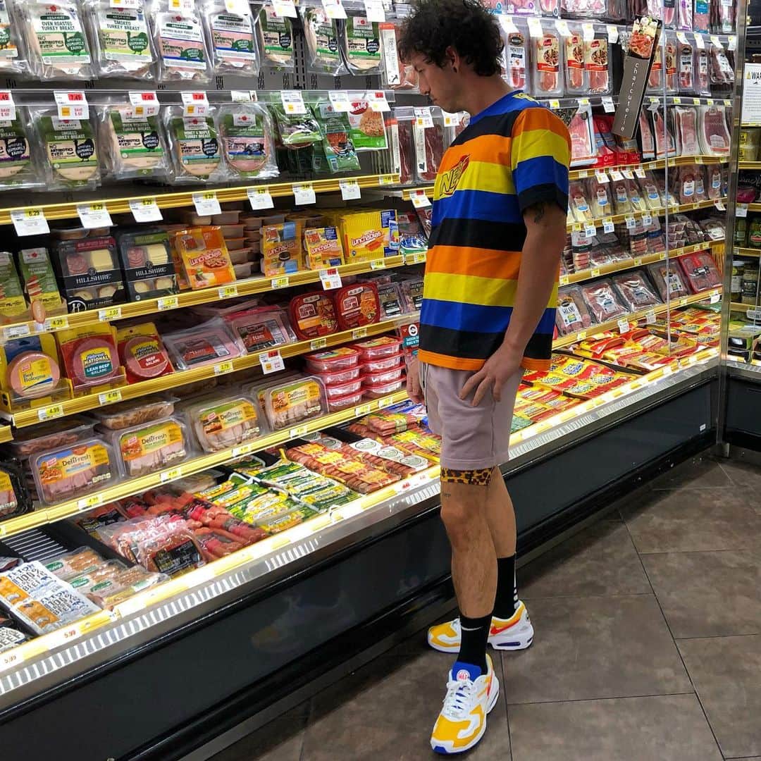 ジョシュ・ダンのインスタグラム：「shopping!」