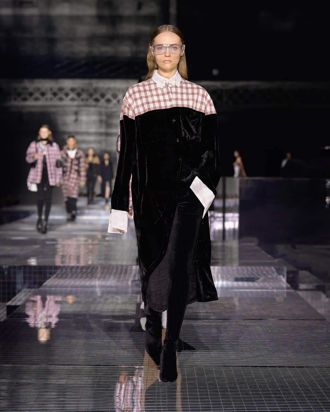 Burberryさんのインスタグラム写真 - (BurberryInstagram)「#KendallJenner, #FranSummers, #IrinaShayk and #ShawnGolomingi walk the #BurberryAutumnWinter20 show, titled ‘Memories’ – #RiccardoTisci’s fourth runway collection for the house . #BurberryShow #LFW」2月18日 3時28分 - burberry