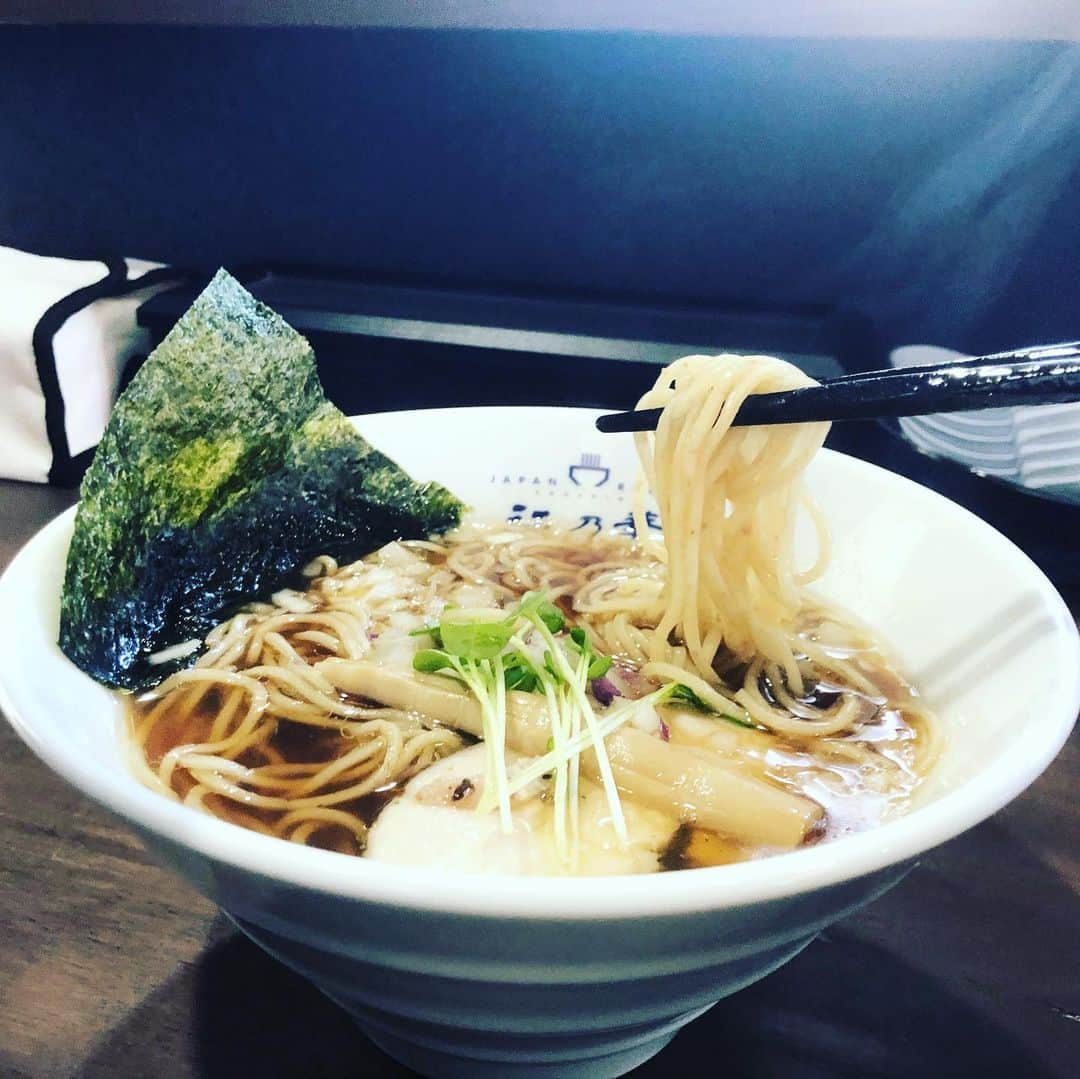 がっちゃんさんのインスタグラム写真 - (がっちゃんInstagram)「江ノ電江ノ島駅前にあるラーメン屋さん💕 全粒粉入りの香ばしい低糖質なストレート麺とザクザクの歯応えのタマネギがめちゃうまでした✨  #江ノ島 #江の島 #enoshima #江乃華 #江乃華japanramen #ラーメン #ChickenRamen #ramen #がっちゃん #がっちゃんねる」2月18日 8時58分 - gacchannel