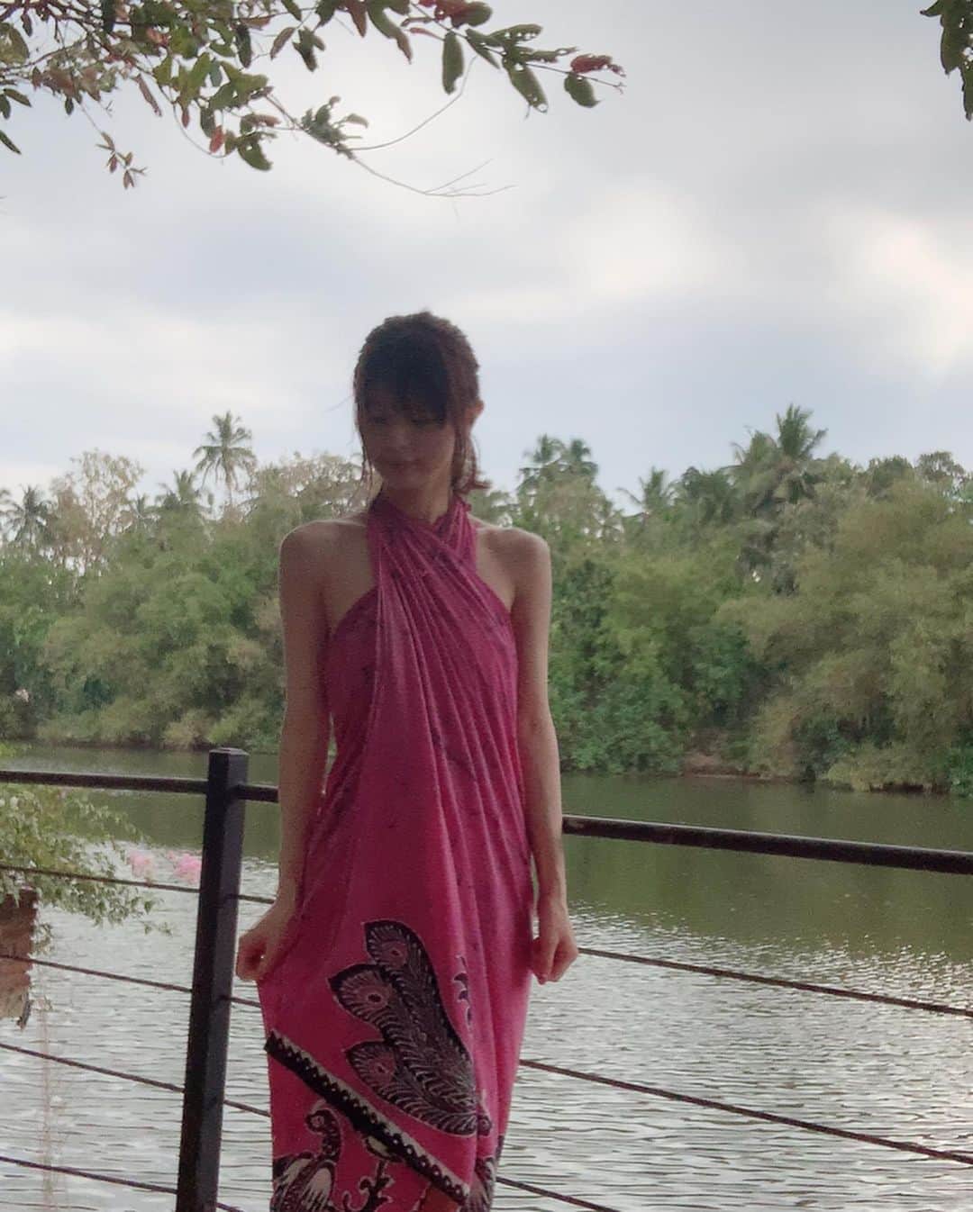 satomiさんのインスタグラム写真 - (satomiInstagram)「ここではみんな1日の大半をこのパレオを着て過ごしてるよ😊💓 *  午前と午後にアーユルヴェーダトリートメントなのでオイルが私服につかないように貸してくれるよ❤️ * ちなみにこの下は紙ブラ紙ショーツww *  @karunakarala_srilanka #ayurveda  #resort  #srilanka  #スリランカ  #カルナカララ  #アーユルヴェーダ  #ヨガ  #ayurvedafood  #karunakarala  #resort  #yogajapan #サンセットヨガ #タビジョ  #海外旅行 #旅行大好き #🇱🇰 #スリランカ旅行 #一人旅 #帰りたくない」2月18日 9時03分 - saatoomii47
