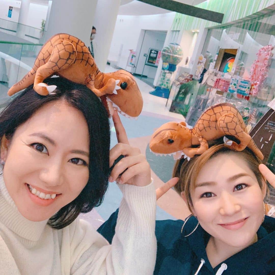 長嶺菜菜子さんのインスタグラム写真 - (長嶺菜菜子Instagram)「﻿ ✈︎福井観光﻿ ﻿ こんな可愛い恐竜カレー🦕🍛﻿ ﻿ ﻿ 食べれないよん🥺🥺👈﻿ ﻿ ﻿ ﻿ うそうそ😗﻿ すぐぺろり😋﻿ ﻿ ﻿ こういうの子供は好きだろーな👻﻿ ﻿ ﻿ 味はいたって普通だったよ🤫﻿ ﻿ ﻿ ﻿ ﻿ 恐竜博物館🦖🦕﻿ ゴミ箱も恐竜🦕🦖﻿ ﻿ ﻿ 欲を言えば﻿ ﻿ ﻿ トイレの中も恐竜の雰囲気出して欲しかった、﻿ 食事ももう少し頑張れば（味とか、盛り付けとか）もっと人来ると思う。﻿ ﻿ ﻿ 勿体無いなーと。﻿ 何目線👈﻿ ﻿ ﻿ せっかくやるなら徹底的に！！﻿ 恐竜だらけにしたら面白いのにな﻿ もっとこだわって欲しかったん😗😗﻿ ﻿ ﻿ 「変なホテル」みたいに😂﻿ ﻿ ﻿ 突出してると人って集まるよね﻿ ﻿ ﻿ ﻿ #福井観光﻿ #福井観光スポット﻿ #恐竜博物館﻿ #恐竜お土産﻿ #旅なな﻿」2月18日 9時03分 - na7co0422