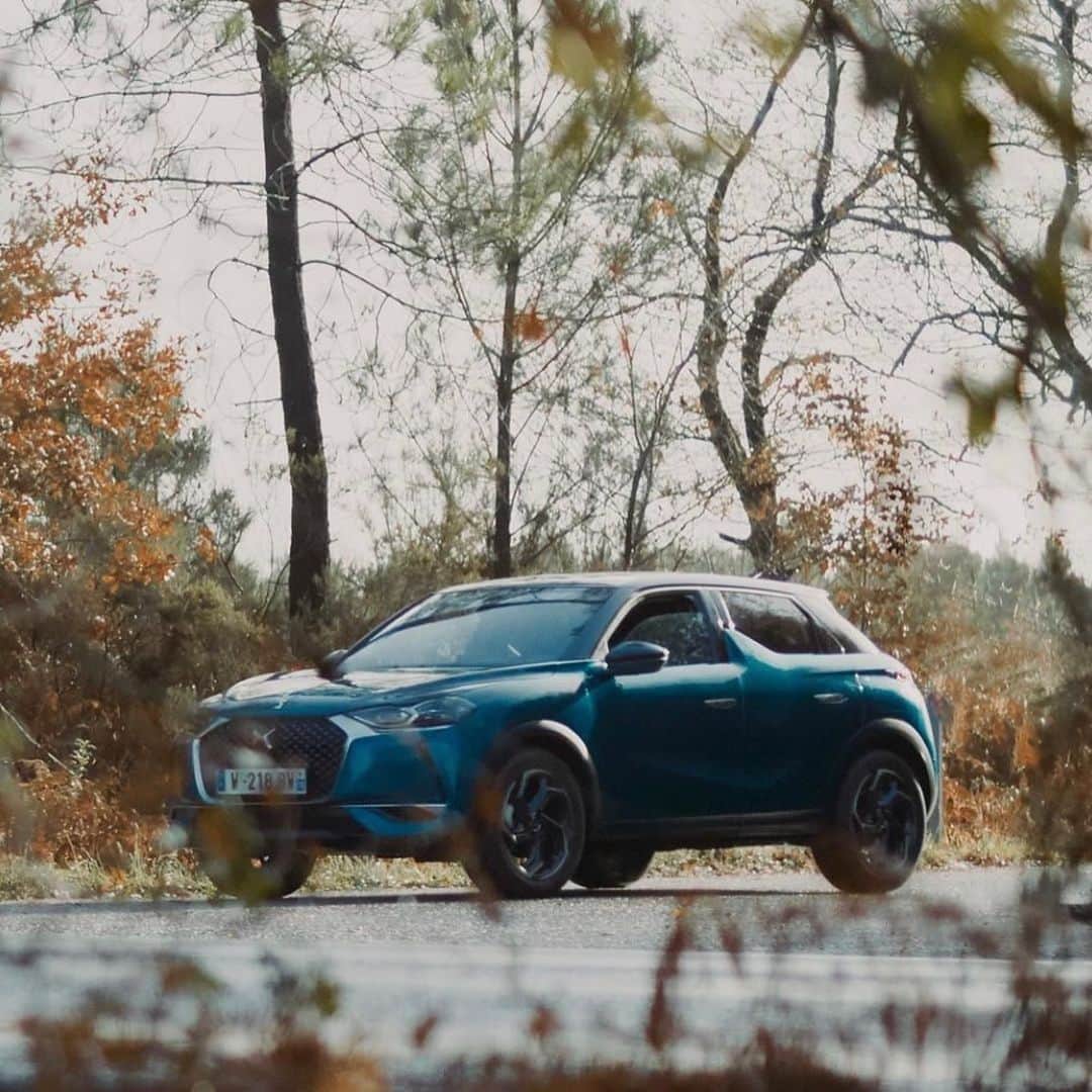 のインスタグラム：「アヴァンギャルドなデザインが特徴的な「DS 3 CROSSBACK」。 ⠀ グリルとDSウィング、普段は格納されているポップアップ式ドアハンドル、そしてアイコニックなライトシグネチャーなど、その大胆さは他の追随を許しません。 ⠀ これまで誰も⾒たことのないSUVの新しい美しさは、お近くのDS STORE/SALONでご体感ください。 ⠀ ⠀ ⠀ #DSautomobiles #DS3CROSSBACK #SpiritofAvantGarde」