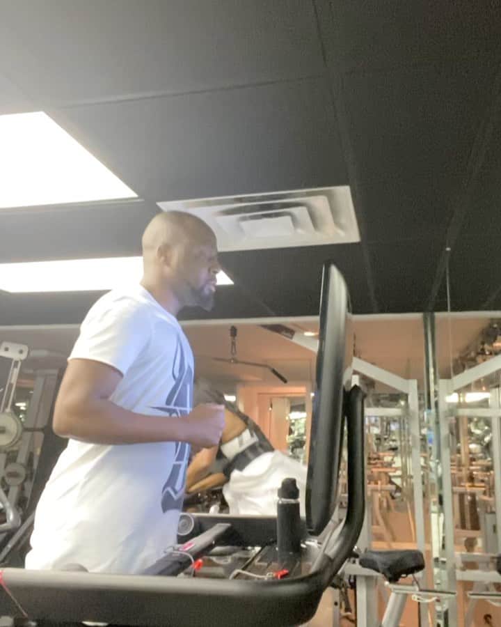 ワイクリフ・ジョンのインスタグラム：「I don’t do this cause it’s easy I do it because it’s necessary 30 day challenge coming soon with @onepeloton  following a live concerts while I am producing beats on the spot ! Haiti on the beat coming Soon!! Thank u to Guru trainer @hon7dav  lets go @claudinettejean17 faster!!!」