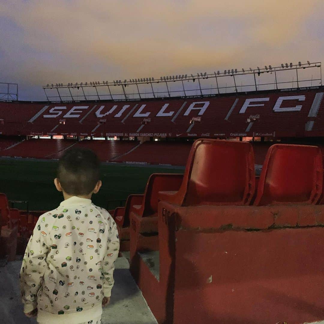 セルヒオ・エスクデロのインスタグラム：「De padres a hijos 👦🏼❤️🏟 @sevillafc」