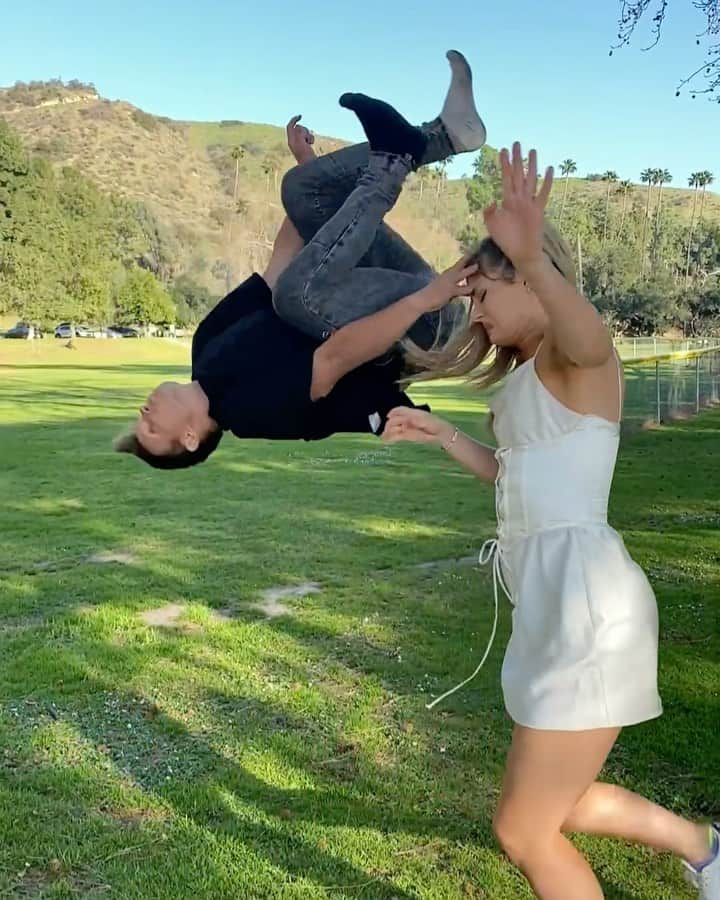 Hannah Stockingのインスタグラム：「Life comes at you hard.... @pashatheboss」