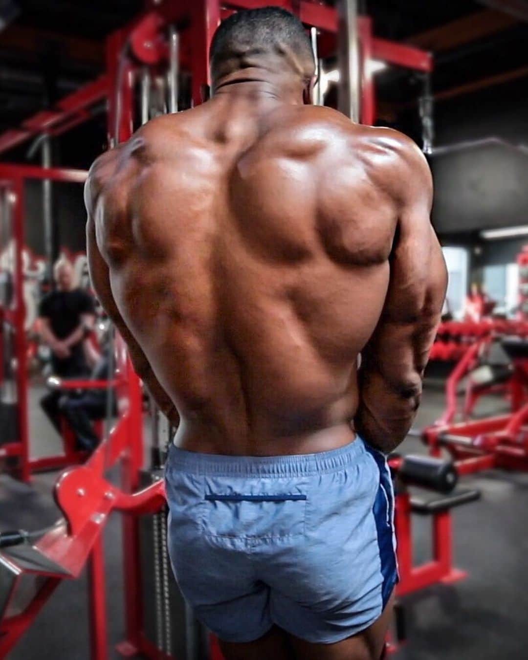 Simeon Pandaさんのインスタグラム写真 - (Simeon PandaInstagram)「Finally, a full video on traps development is up! After so many requests 😅 Go check it out and remember to subscribe!⁣ My channel: YouTube.com/simeonpanda⁣ ⁣ 👉🏾 For FREE diet tips and training routines, or download programs at 📲 SIMEONPANDA.COM⁣⁣⁣ | Follow @innosupps ⚡️ for the supplements I use👌🏾⁣ ⁣ 🎥 @jakecotreau⁣ ⁣ #simeonpanda #traps #shrugs」2月18日 4時18分 - simeonpanda