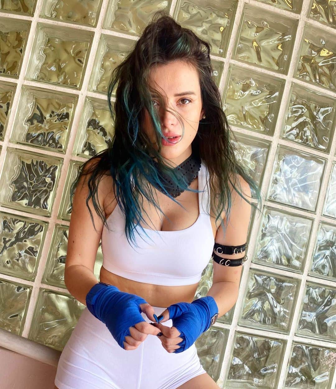 ベラ・ゾーンさんのインスタグラム写真 - (ベラ・ゾーンInstagram)「Put em up 🥊 #chickfight」2月18日 4時53分 - bellathorne