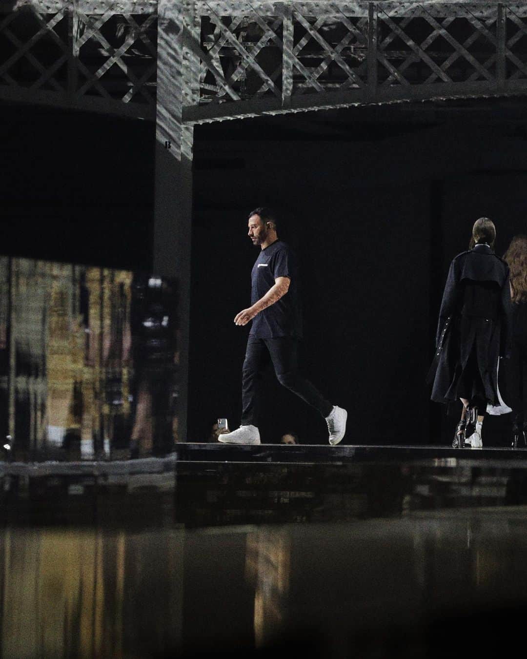 Burberryさんのインスタグラム写真 - (BurberryInstagram)「#RiccardoTisci on the #BurberryAutumnWinter20 runway for ‘Memories’ – his latest show for the house . #BurberryShow #LFW」2月18日 5時05分 - burberry