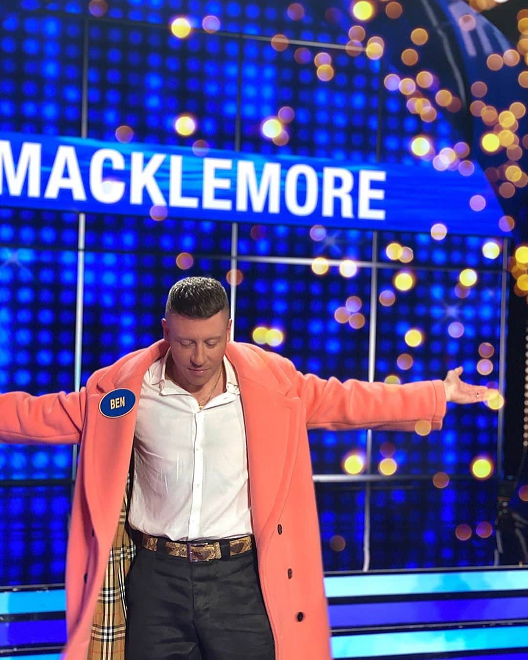 マックルモアーのインスタグラム：「Anyone that knows me, knows that Family Feud raised me. It has always been a dream to compete on the Feud and show the world my in-depth knowledge of what the survey might have to say.  Well, on Saturday my dreams turned into reality.  I’ll keep you posted on when it will air.  Might rent out a movie theater, buy an HDMI cord and invite the city.  Never give up on yourself.  The Feud is always there.」