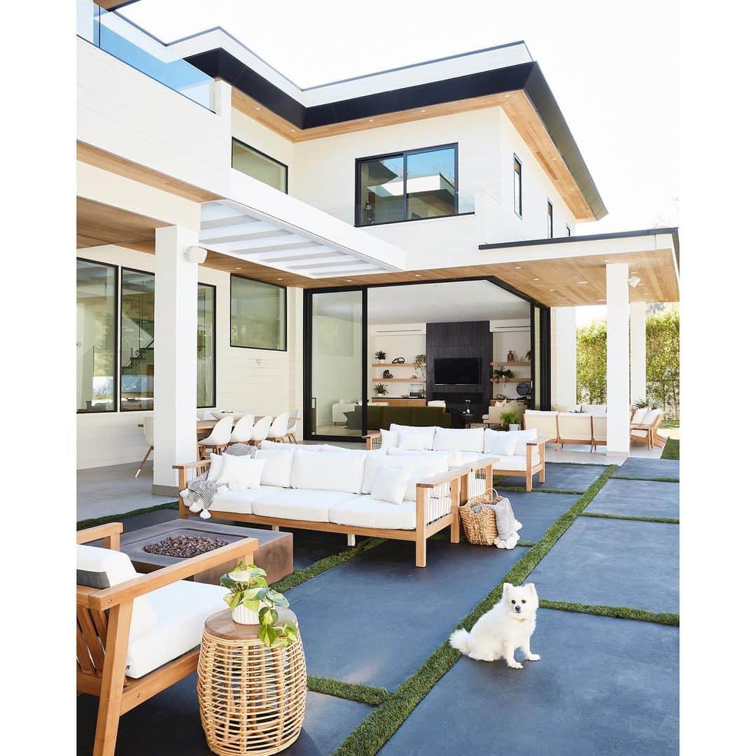 エリン フェザーストンのインスタグラム：「I love this shot of @jennadewan ‘s outdoor space and the cutest pup ever, Meeka. Creating a seamless indoor-outdoor floor was a top design priority for this project. We put it to the test with Jenna’s baby shower yesterday (see my stories for those pics)❤️ #erinxjenna」