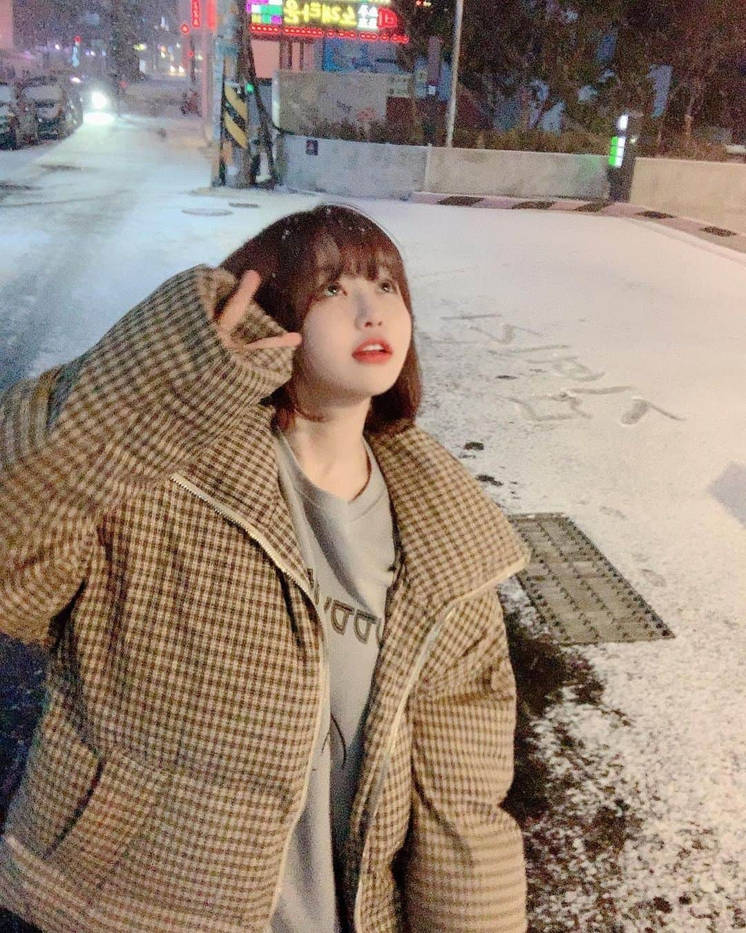 キム・イェリンさんのインスタグラム写真 - (キム・イェリンInstagram)「눈 펑펑 왔던 날🌨 눈 펑펑 온다길래 테런하다가 뛰어나갔을때 친구가 찍어준 사진 ⛄️☃️ 겨울 다 가기 전에 선물 받는 기분이었다아 헤헤 めっちゃ寒かった！！でも雪好きだから幸せだった☃️ みんな幸せになってね〜☺️(え)」2月18日 5時43分 - peach_chu_