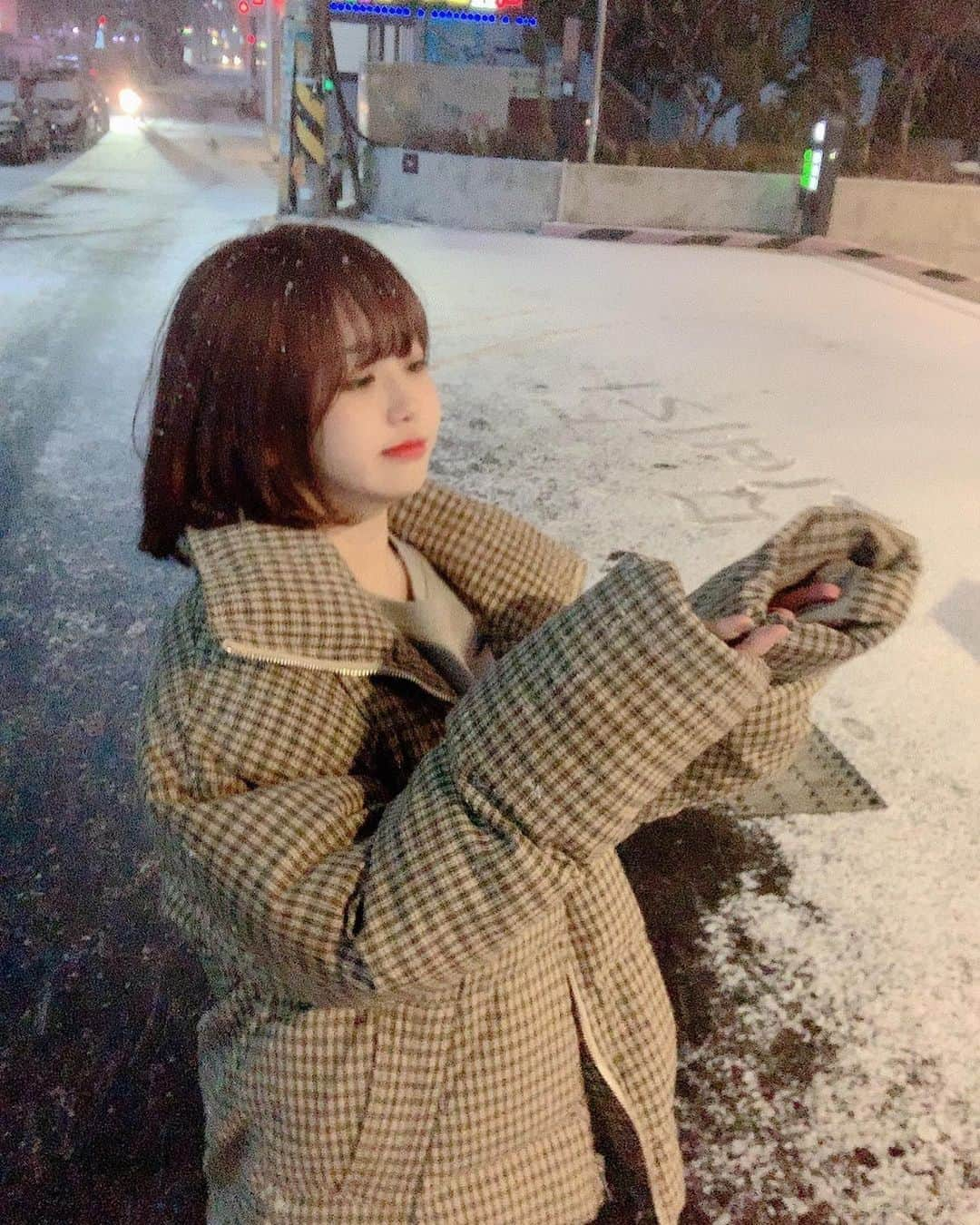 キム・イェリンさんのインスタグラム写真 - (キム・イェリンInstagram)「눈 펑펑 왔던 날🌨 눈 펑펑 온다길래 테런하다가 뛰어나갔을때 친구가 찍어준 사진 ⛄️☃️ 겨울 다 가기 전에 선물 받는 기분이었다아 헤헤 めっちゃ寒かった！！でも雪好きだから幸せだった☃️ みんな幸せになってね〜☺️(え)」2月18日 5時43分 - peach_chu_