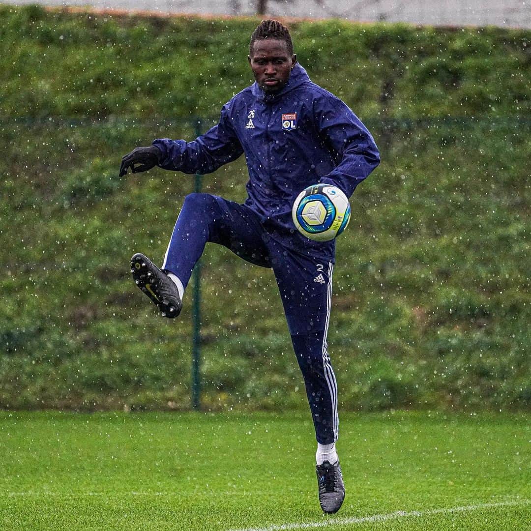 マプ・ヤンガ＝ムビワのインスタグラム：「Work 👊🏿⚽️🌧 📸 : @ck____90  #training #ol」