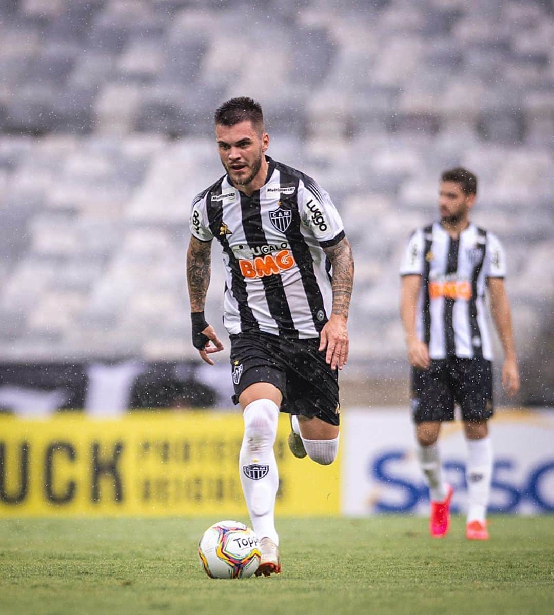ナタンのインスタグラム：「Nas horas difíceis, jamais baixe a cabeça! Continue na batalha 🐔💪🏻」