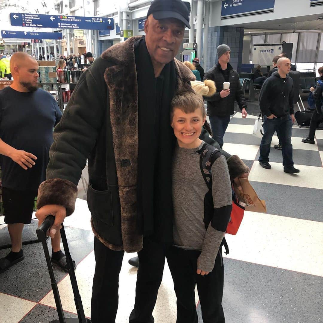 ジェイソン・スタンリッジさんのインスタグラム写真 - (ジェイソン・スタンリッジInstagram)「In the Chicago airport headed home and Cash got to meet a legend!! Mr. Julius Erving. He was a gentleman for taking a moment to make an 11yr old smile. Thank you Dr. J!!」2月18日 6時08分 - standridge55