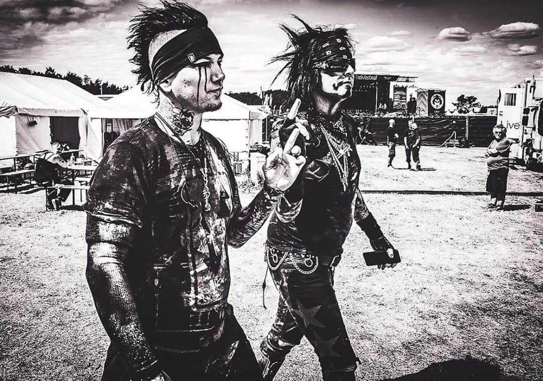 SIXX:A.M.のインスタグラム：「Caption This.. 😂 📷 :  @stephansdotter_photography . -SIXX:A.M.- off stage love ❤️ #sixxam」