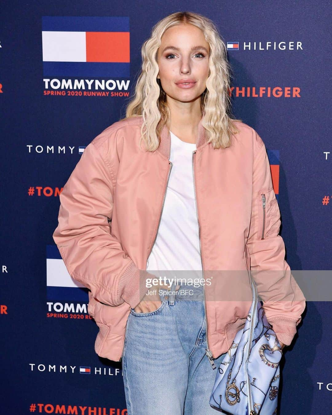 レオニー・ハンネさんのインスタグラム写真 - (レオニー・ハンネInstagram)「Always the best nights with the @tommyhilfiger family. 🖤 Anzeige/Ad Loved seeing the #tommyxlewis show in my home town London! What an amazing energy! Thank you to everyone at TH for always being a first mover and to keep on inspiring! 🥰 PS: The Tommy bomber is reversible - I’m obsessed! #lfw #london」2月18日 6時25分 - leoniehanne