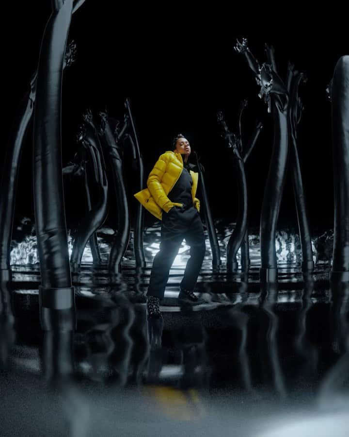 リザ・コッシーのインスタグラム：「this @moncler video concept is really outside the box... the irony • but baby i'm hyped up, boxed up and ready to ship overseas to Milan for the #monclergenius show. LET'S GOOOO. ⚠️」