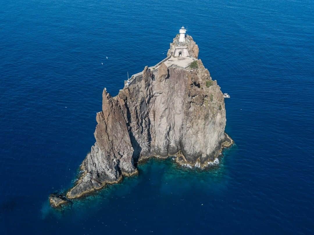 National Geographic Travelさんのインスタグラム写真 - (National Geographic TravelInstagram)「Photo by @andrea_frazzetta | Strombolicchio is the small, uninhabited sister island of Stromboli. Once part of the original volcano from which these islands were formed, this rock now stands out in the middle of the Mediterranean Sea. A lighthouse is located on its summit. Have you ever imagined working as a lighthouse keeper? The view from the tower to the looming volcano, one of the most active in the world, is spectacular.  To see more photos from my travels, follow me @andrea_frazzetta. #stromboli #volcano #italy」2月18日 18時08分 - natgeotravel